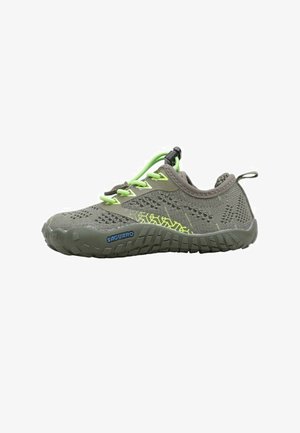 Zapatilla acuática ligera de color verde oliva con malla transpirable, cordones elásticos de color verde neón, suela resistente y lengüeta para tirar en el talón.