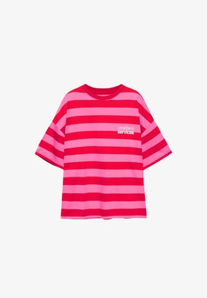 Červeno-ružové krátke rukávy s horizontálnymi pruhmi a textom "creative services" na ľavej strane hrude.