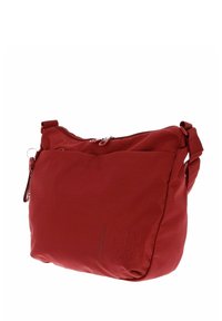 Sac à épaule en tissu texturé rouge avec une bandoulière ajustable, un dessus zippé et une poche avant. Présente un logo en relief subtil.
