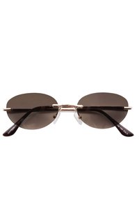 Occhiali da sole ovali con lenti scure, ponte in metallo dorato sottile e punte dei tempi traslucide. Montatura marrone scuro con design minimalista.