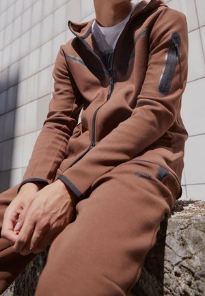 Vetoketjullinen college - brown