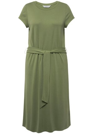 Olivengrøn kjole med korte ærmer lavet af blødt stof, med rund halsudskæring, en bundet taljebælte og en svajende A-formet silhuet.