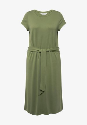 Oliwkowa sukienka z krótkim rękawem, uszyta z miękkiego materiału, z okrągłym dekoltem, wiązanym paskiem w talii oraz swobodną linią A.