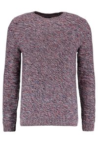 Pull en tricot dans un mélange de nuances gris, rouge et bleu. Présente un col rond et des manches longues avec des poignets et un ourlet côtelés.