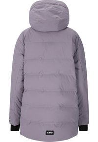 Lilla pufferjakke med hætte, der har vandrette quiltede paneler, elastiske mansjetter og et logo-patch i kanten. Glat tekstur.