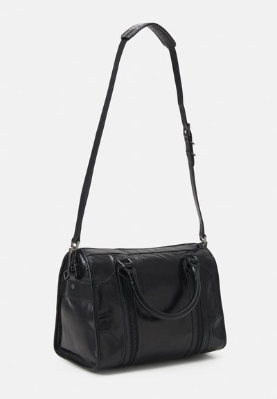 Sac à main en cuir noir de forme rectangulaire, doté de deux poignées supérieures, d'une longue sangle réglable et de compartiments zippés sur les côtés.