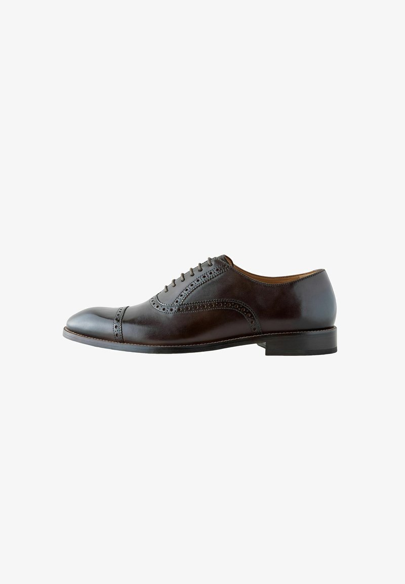 Chaussure habillée en cuir marron foncé avec une finition lisse, décorative broderie le long des bords, bout rond et petit talon. Style à lacets.