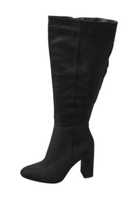 Czarny zamszowy bot z wysokim cholewką, z grubym obcasem, spiczastym noskiem i gładką fakturą; posiada boczny zamek błyskawiczny dla łatwego zakładania.