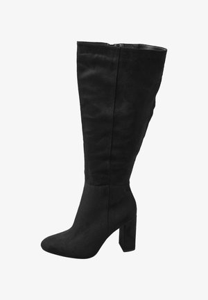 Musta nubukisaappaat, jotka ulottuvat polveen, paksulla korolla, teräväkärkiset ja sileäpintaiset; varustettu sivuzypparilla helppoa pukemista varten.