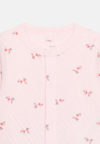Ροζ φανελάκι μωρού με μικρά ροζ μοτίβα τριαντάφυλλου και κουμπιά μπροστά, μέγεθος 6 μηνών/67 εκ.