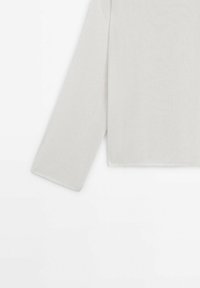 Manche de pull en tricot gris clair, présentant une texture en maille plate et des bords bien finis, se terminant par une coupe droite.