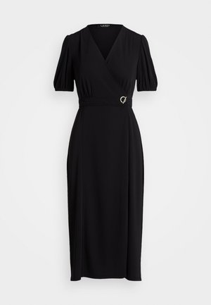 Zwarte midijurk met korte pofmouwen, overslag V-hals en een riem met een zilveren gesp in de taille.