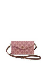 Sac bandoulière en cuir rose avec un motif en losanges matelassé, présentant un logo en ton doré et une bandoulière détachable marron. Fermeture à rabat plissé.