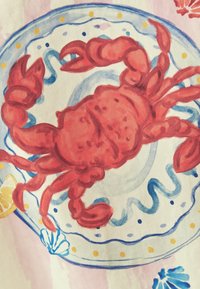 Illustration d'un crabe rouge sur une assiette décorative bleue et blanche avec de petits motifs jaunes et bleus sur un fond rose.