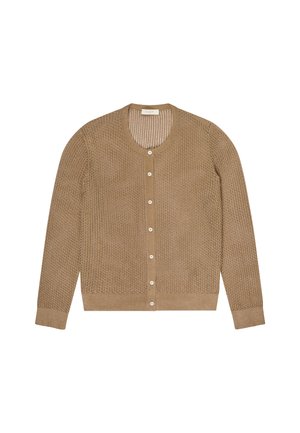 Cardigan marrone chiaro a maniche lunghe, lavorato a maglia, con scollo rotondo e bottoni bianchi sul davanti, disteso su uno sfondo bianco.