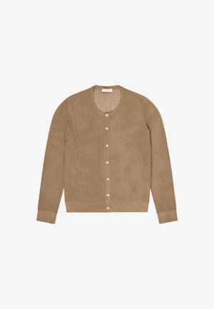 Długi sweter z dzianiny w kolorze jasnobrązowym z okrągłym dekoltem i białymi guzikami z przodu, ułożony na płasko na białym tle.