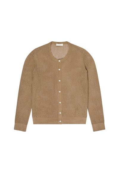 Lichtbruine gebreide cardigan met lange mouwen, ronde hals en witte knopen aan de voorkant, plat neergelegd op een witte achtergrond.