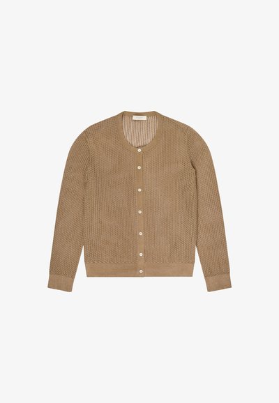 Lichtbruine gebreide cardigan met lange mouwen, ronde hals en witte knopen aan de voorkant, plat neergelegd op een witte achtergrond.