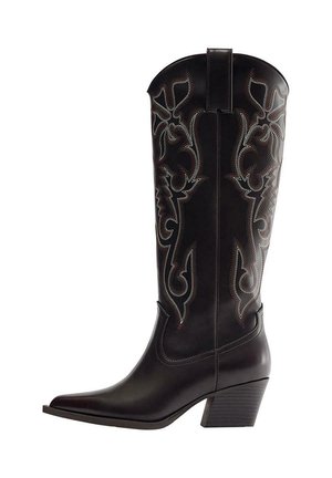 Fekete bőr cowboy csizma hegyes orral, hímzett díszítő mintákkal és rétegzett blokk sarokkal.