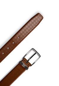 Bruine leren riem met geperforeerd patroon, rechthoekige zilverkleurige gesp en een metalen logo accent. Gladde textuur en taps toelopende vorm.