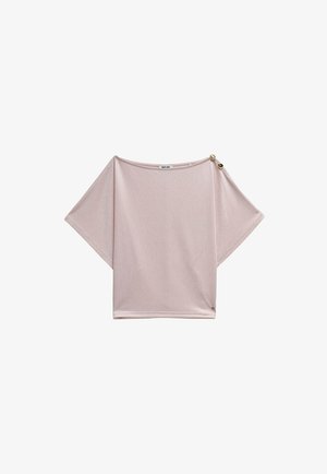 Haut à manches courtes rose clair avec manches larges et deux boutons dorés sur l'épaule gauche, forme rectangulaire, et petite étiquette de marque à l'ourlet.