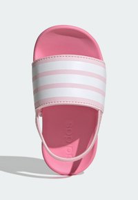 Rosa slide-sandaler med ett texturerat fotbädd, med en vit och rosa randig rem. Sulan är också rosa, med prägling av varumärket.