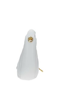 Borsa bianca con una forma liscia e curvilinea. Presenta una chiusura con gancio in oro e una cerniera, con un accento testurizzato su un lato.