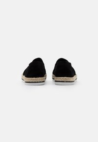 Espadrillas nere in suede con suola in iuta naturale e dettagli in gomma bianca; design a scollo basso con texture liscia sul retro.
