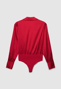 Body in satin rosso con maniche lunghe, polsini abbottonati, colletto e vita stretta, mostrato da dietro su uno sfondo neutro.
