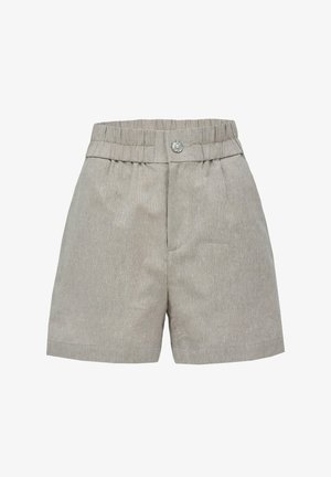 Pantalones cortos de punto beige de cintura alta con una cintura elástica y un cierre decorativo de botón plateado en la parte delantera.