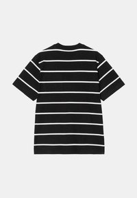 Camiseta negra de manga corta con rayas horizontales blancas. Hecha de algodón, tiene un cuello redondo y un ajuste relajado.