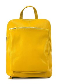 Sac à dos en cuir jaune avec une texture lisse. Il dispose d'une poche zippée à l'avant et d'une poignée supérieure. Design rectangulaire simple avec des accents minimalistes.