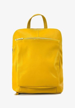 Geel leren rugzak met een gladde textuur. Voorzien van een voorvak met rits en een handvat bovenop. Eenvoudig rechthoekig ontwerp met minimale accenten.