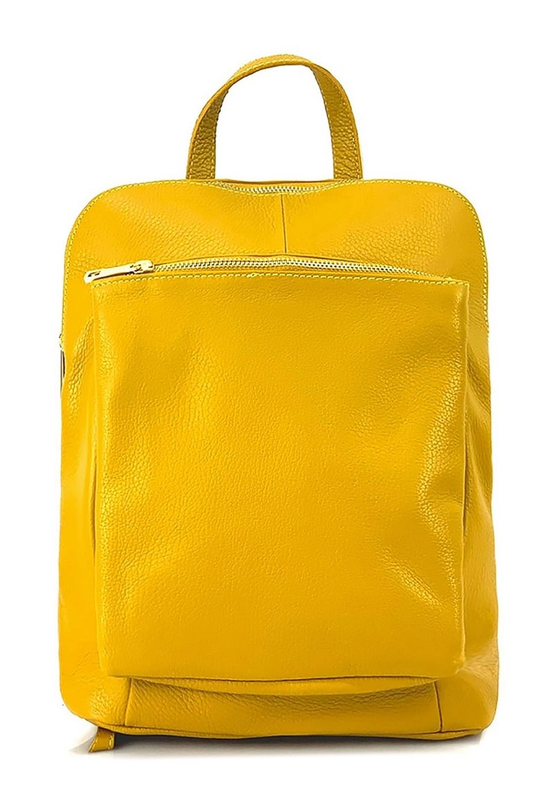 Sac à dos en cuir jaune avec une texture lisse. Il dispose d'une poche zippée à l'avant et d'une poignée supérieure. Design rectangulaire simple avec des accents minimalistes.