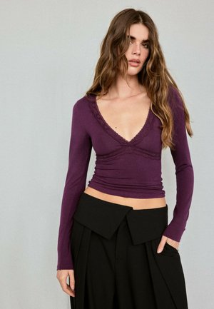 Stradivarius, LONG SLEEVE V-NECK LACE TOP - T-shirt à manches longues - purple