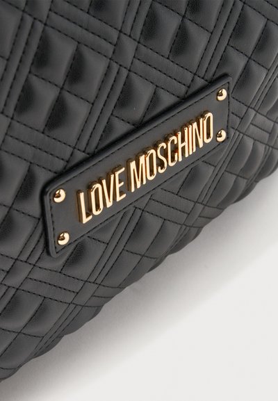Черен кожен шалтеран чанти с позлатена "LOVE MOSCHINO" плоча, прикрепена с позлатени винтове на предната повърхност.