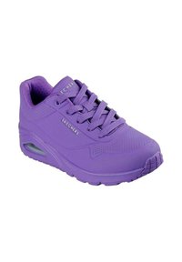 Chaussure de sport violette avec une tige synthétique lisse, des perforations respirantes, des lacets plats et une semelle rembourrée dotée d'une unité d'air visible.