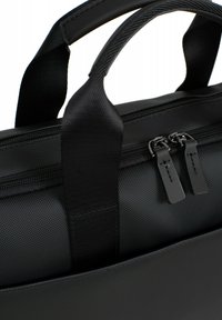 Zwarte laptop tas met textuur, voorzien van dubbele handgrepen aan de bovenkant, ritssluiting en twee ritsen. Compact rechthoekige vorm. Duurzaam nylon materiaal.