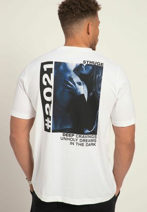 Hvid T-shirt med et blåt grafisk tryk på ryggen med teksten: "STHUGE #2021 DEEP CRAVINGS UNHOLY DREAMS IN THE DARK". Korte ærmer.