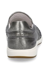 Stříbrné kovové kožené slip-on boty s tkaným vzorem, polstrovaným límcem, bílou gumovou podrážkou a kontrastní hnědou podrážkou.