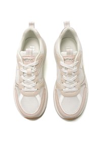 Zapatillas ligeras con parte superior de malla y sintético en crema y rosa pálido. Presentan cordones blancos, una pestaña de tirón y acentos texturizados.