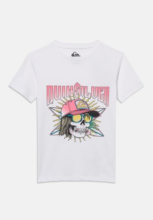 Λευκό κοντομάνικο μπλουζάκι με πολύχρωμο κρανίο που φοράει ροζ καπέλο, γυαλιά ηλίου και λουλούδι, με το κείμενο «QUIKSILVER» πάνω και φόντο ηλιαχτίδων.