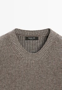Maglione marrone a coste con scollatura rotonda, caratterizzato da un tessuto strutturato e un'etichetta con la scritta "Massimo Dutti."