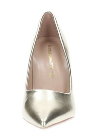 Pump con tacco alto in oro metallico, con punta affilata e superficie in pelle liscia. Gli interni presentano un marchio stampato in oro su una fodera beige morbida.