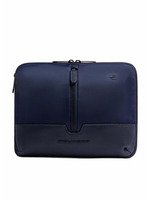 Navy-Laptoptasche aus strukturiertem Stoff, mit glatten Lederakzenten, oberem Reißverschluss und Logodetail auf der Vorderseite. Rechteckige Form.