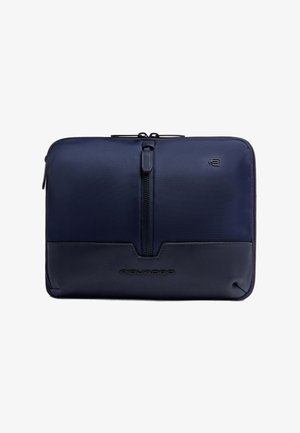 Navy-Laptoptasche aus strukturiertem Stoff, mit glatten Lederakzenten, oberem Reißverschluss und Logodetail auf der Vorderseite. Rechteckige Form.