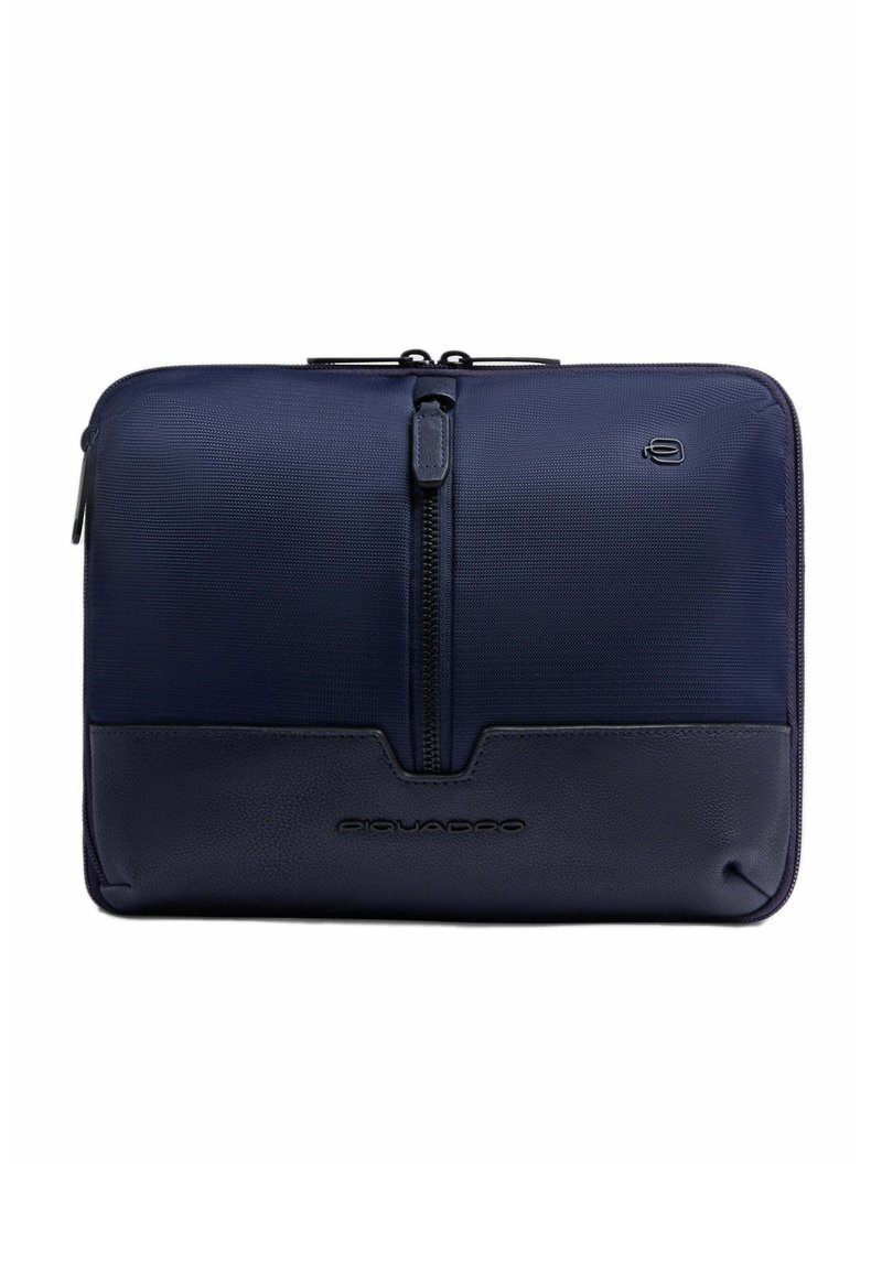 Navy-Laptoptasche aus strukturiertem Stoff, mit glatten Lederakzenten, oberem Reißverschluss und Logodetail auf der Vorderseite. Rechteckige Form.