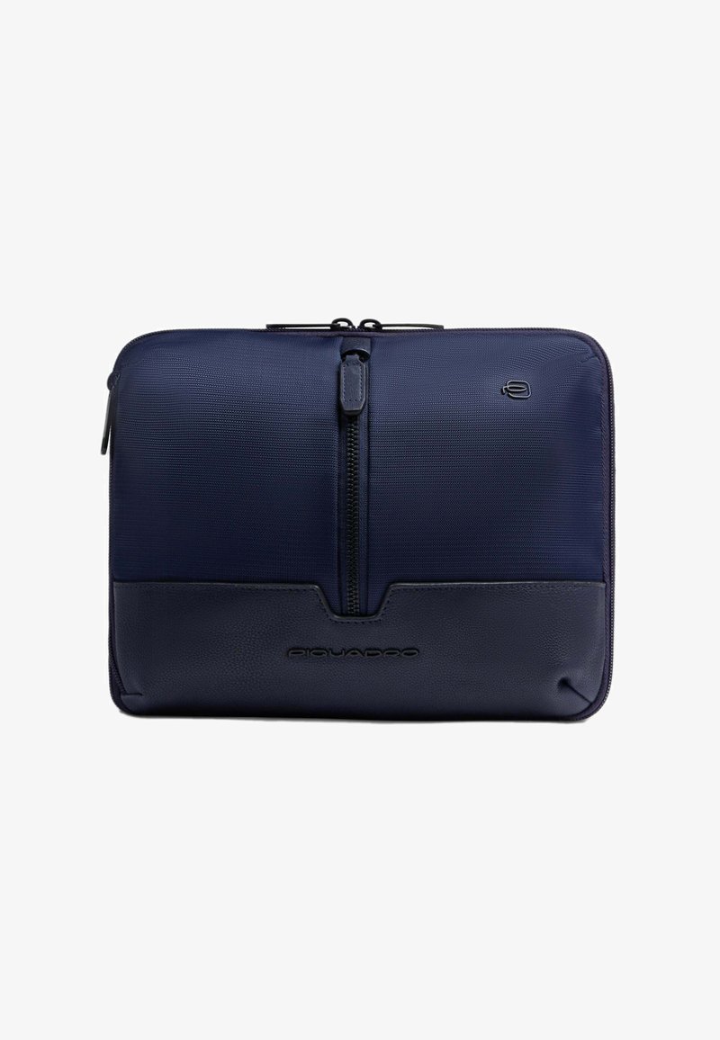Navy-Laptoptasche aus strukturiertem Stoff, mit glatten Lederakzenten, oberem Reißverschluss und Logodetail auf der Vorderseite. Rechteckige Form.