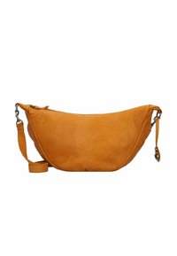 Borsa a spalla in pelle di un vivace arancione, a forma di mezzaluna con una consistenza liscia, dotata di chiusura con zip e tracolla regolabile.