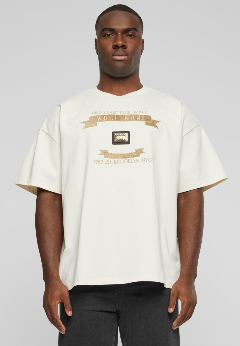 Karl Kani - PLATE BOXY - Apdrukāts T-krekls - off white, Palielināt